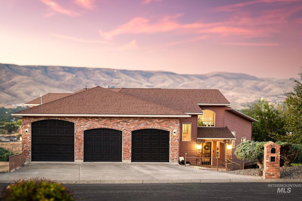 Photo of 511 Crestline Circle Crt Ct, Lewiston, ID 83501 (MLS # 98962777)