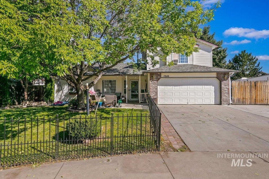 Photo of 7848 E Red Oak Ct, Nampa, ID 83687 (MLS # 99000213)