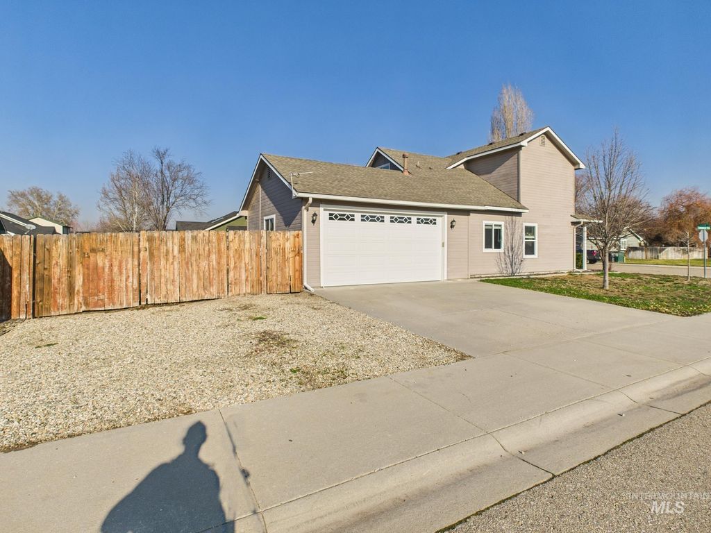 Photo of 819 Sioux Ave, Emmett, ID 83617 (MLS # 98972858)