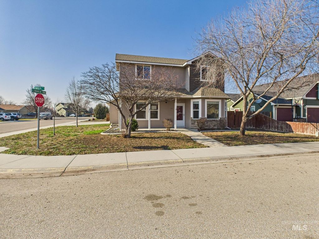 Photo of 819 Sioux Ave, Emmett, ID 83617 (MLS # 98972858)