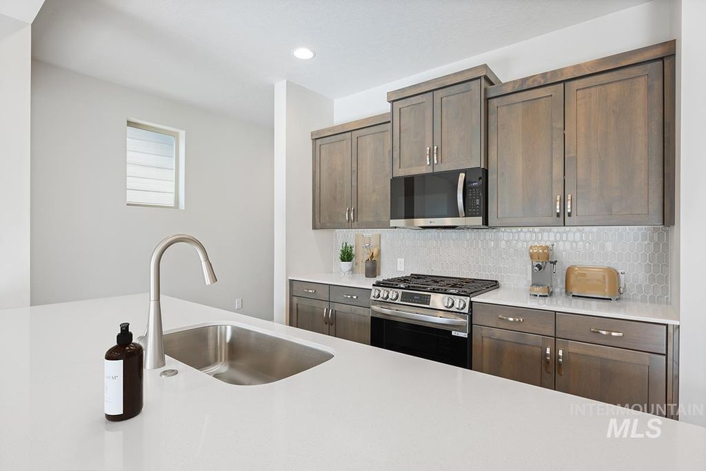 Photo of 205 W Broyhill St, Meridian, ID 83642 (MLS # 98974276)