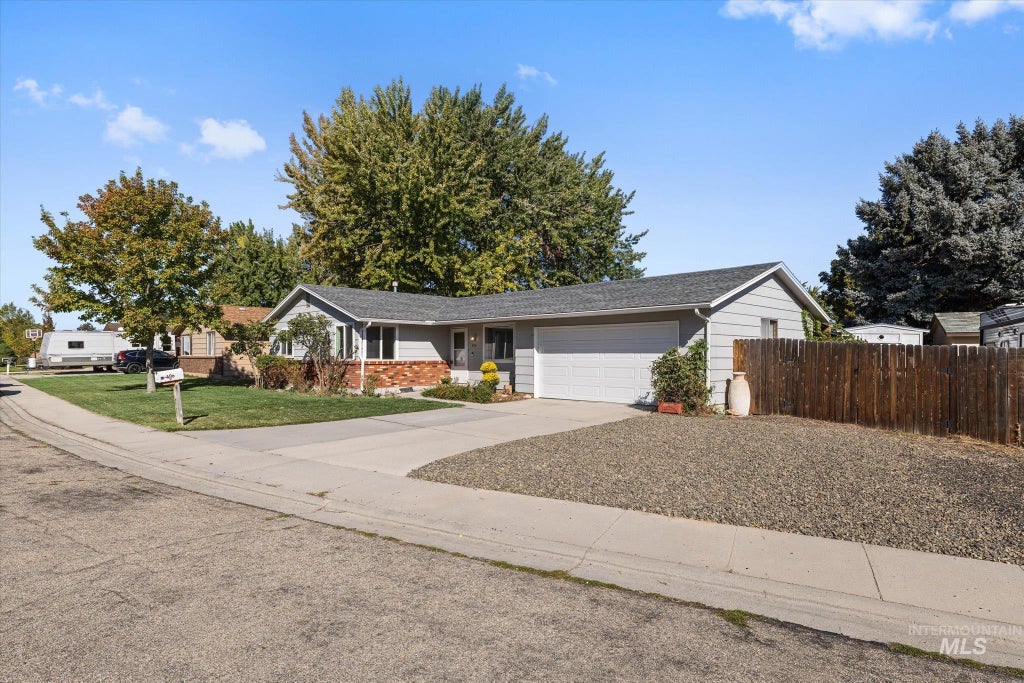 Photo of 606 W Lawndale Dr, Meridian, ID 83646 (MLS # 99000851)