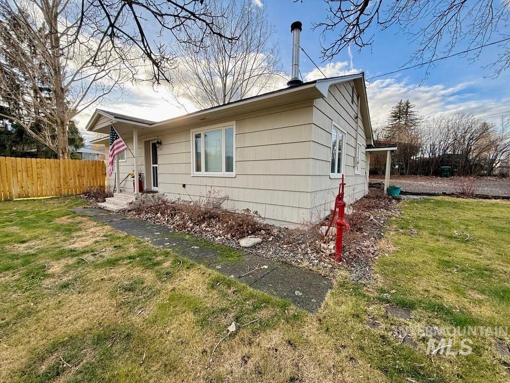 Photo of 902 S Idaho Avenue, Grangeville, ID 83530 (MLS # 98970788)