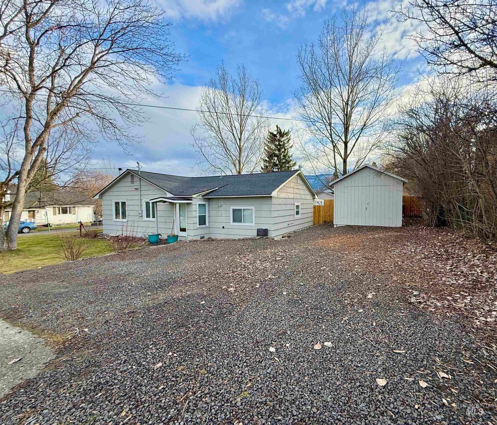 Photo of 902 S Idaho Avenue, Grangeville, ID 83530 (MLS # 98970788)