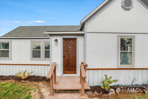 Photo of 225 Oregon St, Gooding, ID 83330 (MLS # 98987045)