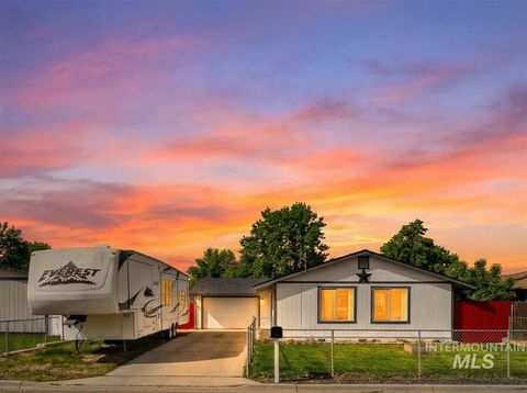 Photo of 1405 N La Cresta Ave, Caldwell, ID 83605 (MLS # 98978933)