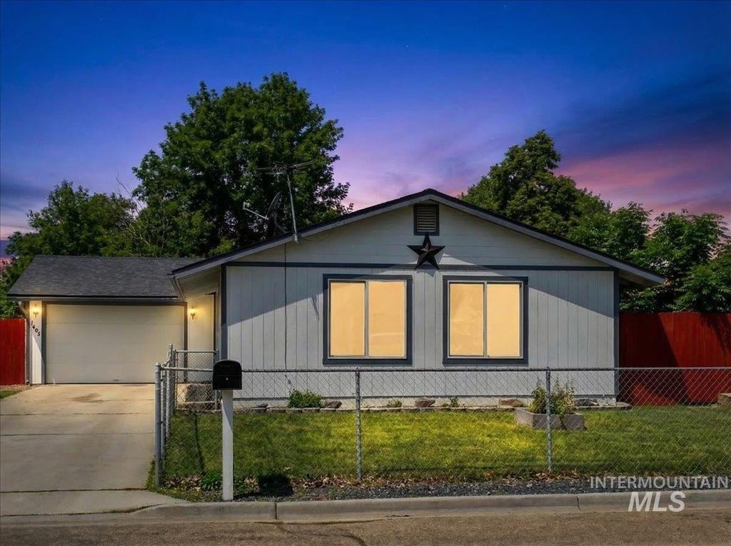 Photo of 1405 N La Cresta Ave, Caldwell, ID 83605 (MLS # 98978933)