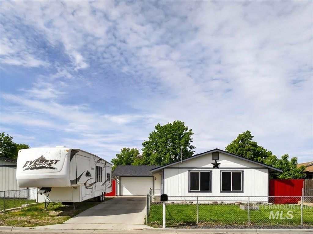 Photo of 1405 N La Cresta Ave, Caldwell, ID 83605 (MLS # 98978933)