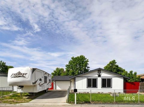 Photo of 1405 N La Cresta Ave, Caldwell, ID 83605 (MLS # 98978933)