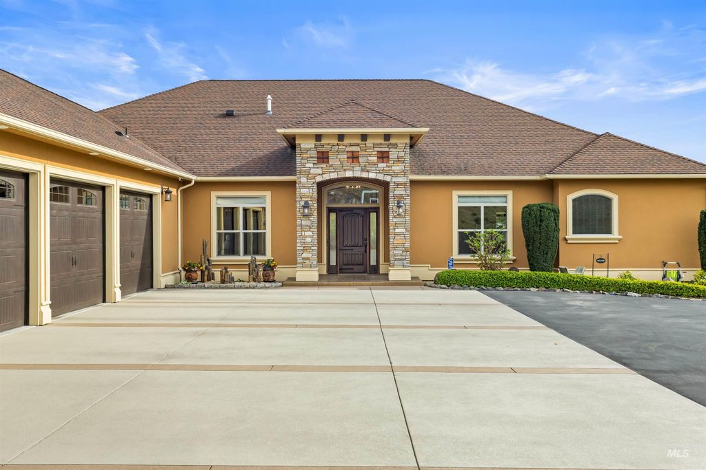 Photo of 3703 Rio Vista Dr, Lewiston, ID 83501 (MLS # 98983690)