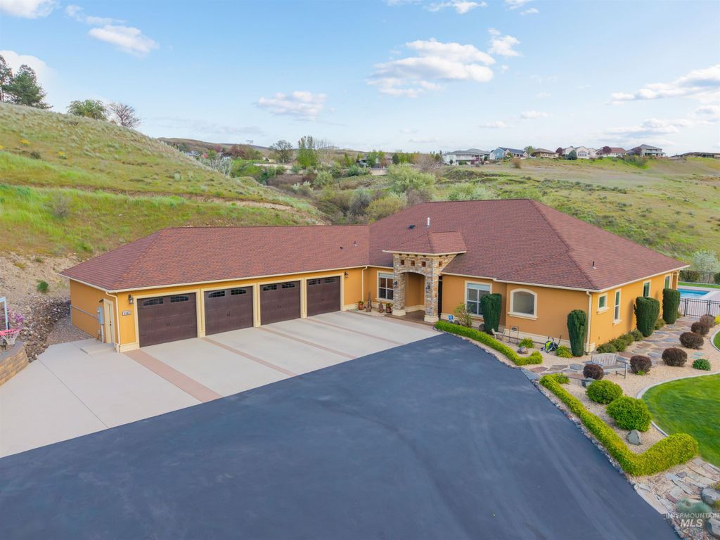 Photo of 3703 Rio Vista Dr, Lewiston, ID 83501 (MLS # 98983690)