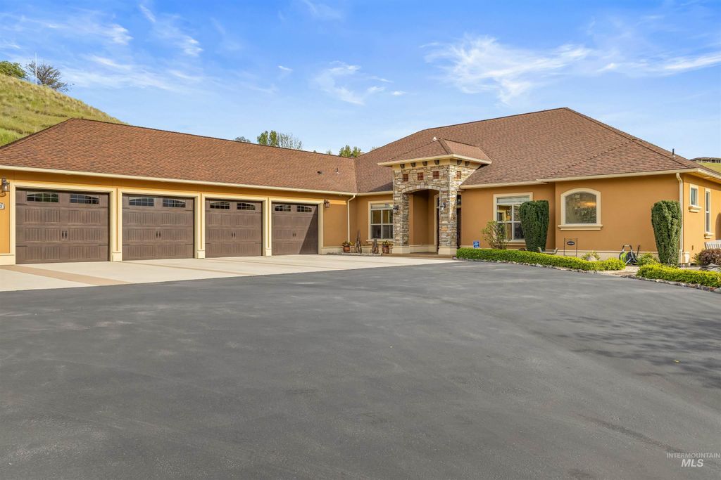 Photo of 3703 Rio Vista Dr, Lewiston, ID 83501 (MLS # 98983690)