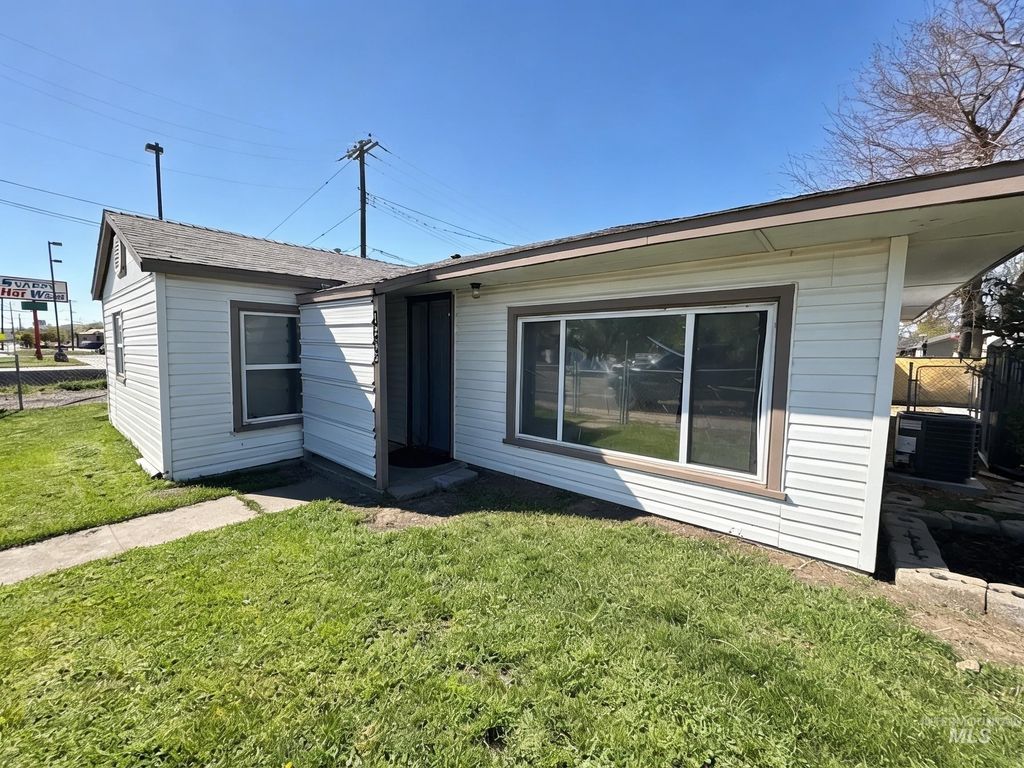 Photo of 1245 American Legion Blvd, Mountain Home, ID 83647 (MLS # 98984588)