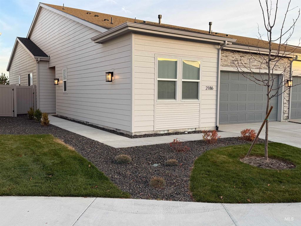 Photo of 2186 N Leatherwood Ave, Star, ID 83669 (MLS # 98968779)