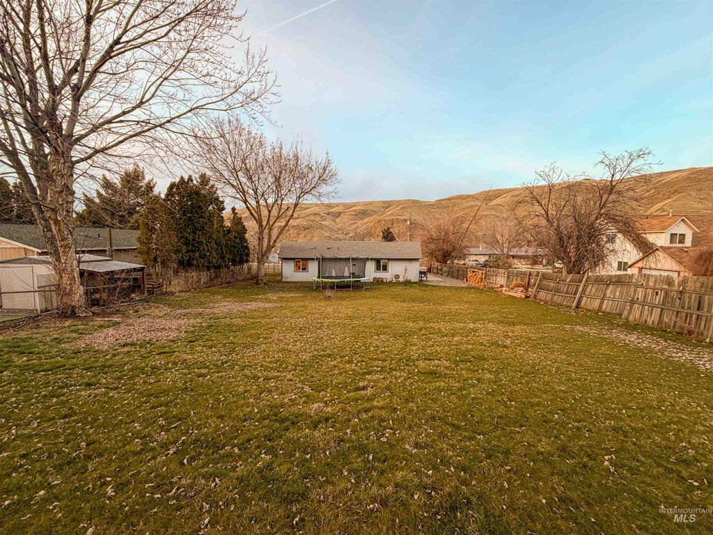 Photo of 1214 3rd St, Asotin, WA 99402 (MLS # 98975259)