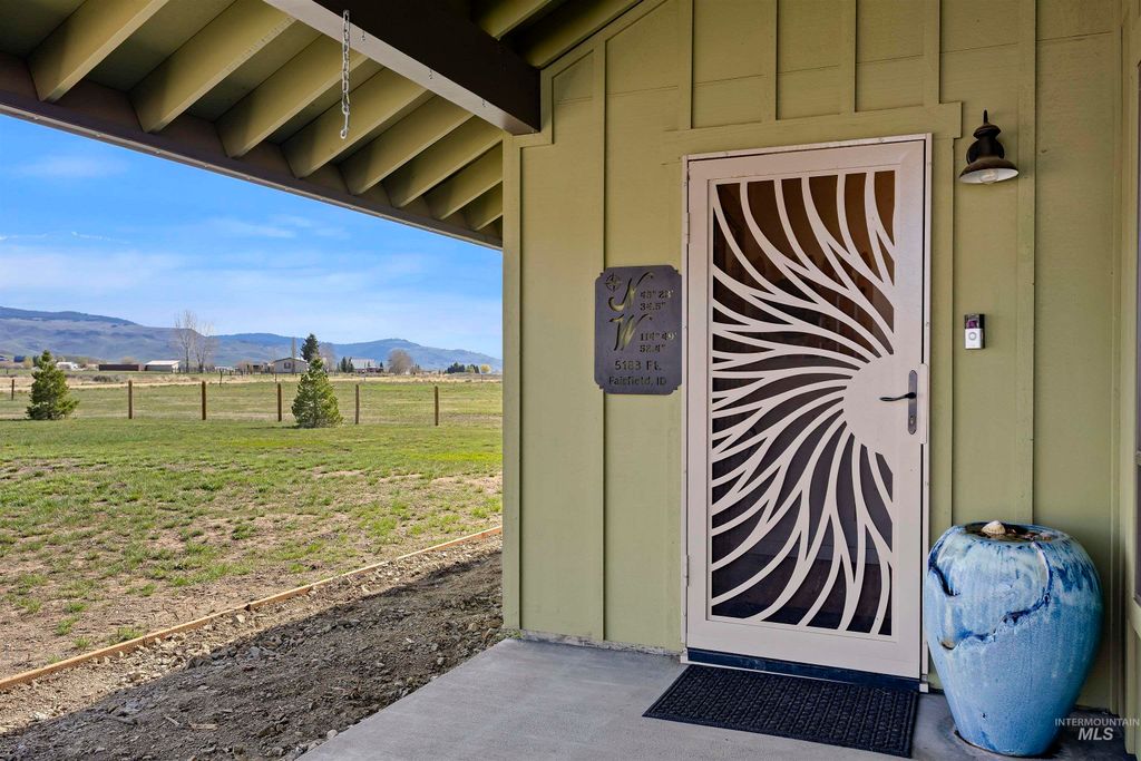 Photo of 115 W Horseshoe Loop, Fairfield, ID 83327 (MLS # 98982524)