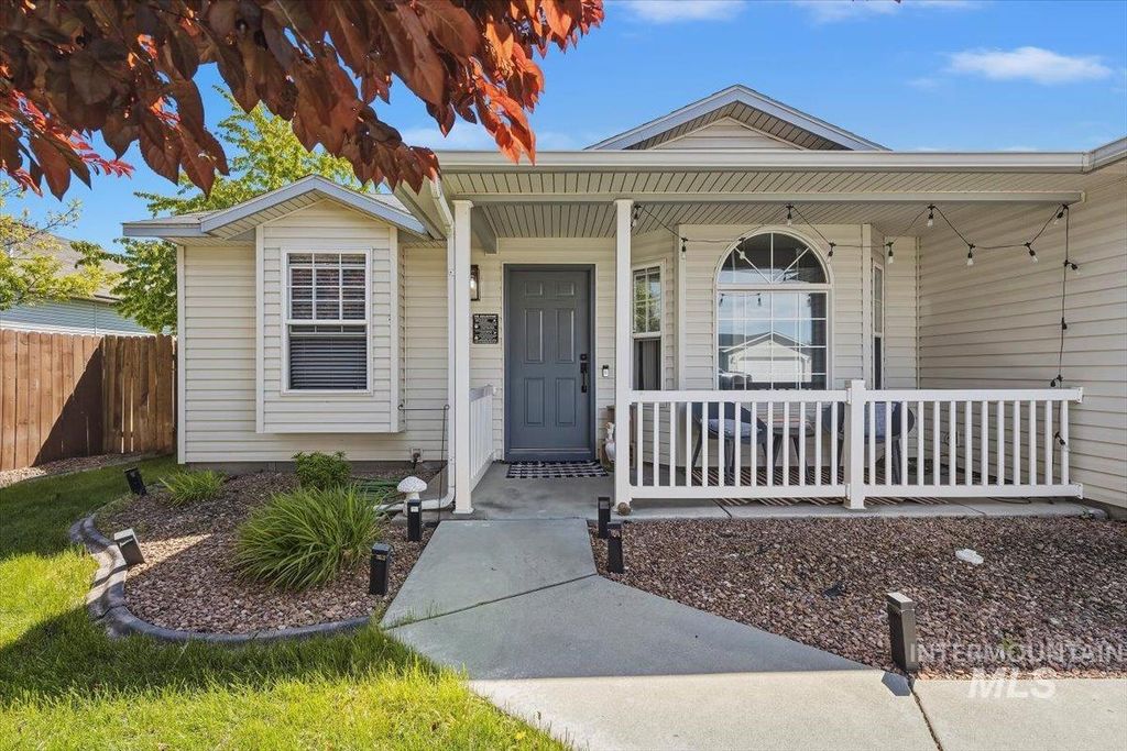Photo of 1020 Fox Brush St, Caldwell, ID 83607 (MLS # 98985053)