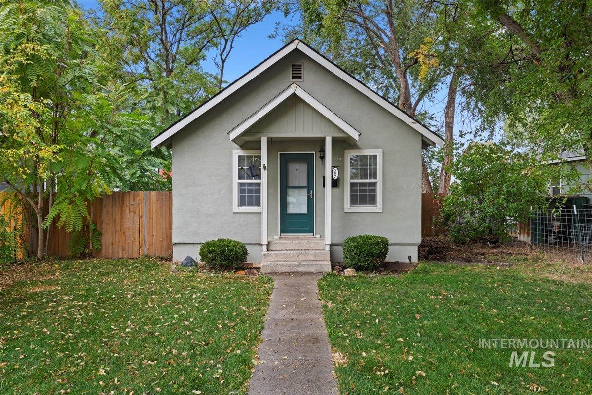 Bungalow-style house with stucco siding