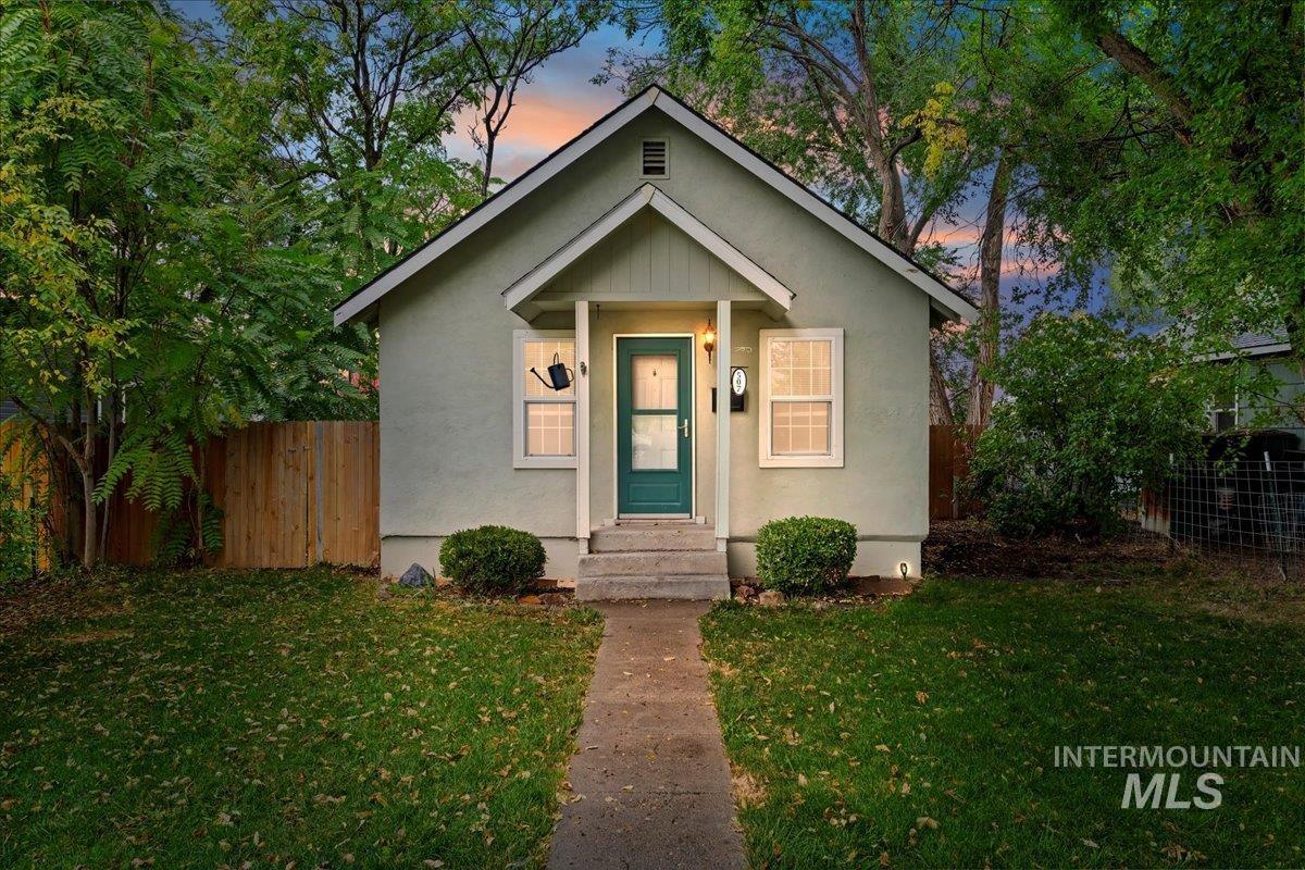Bungalow with stucco siding