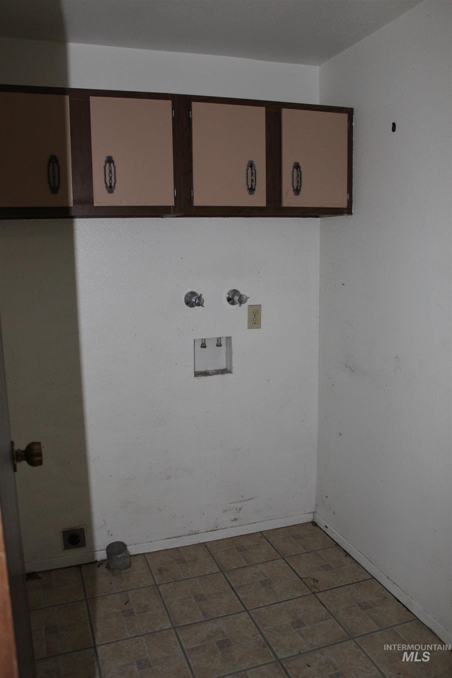 Laundry room with hookup for a washing machine and electric dryer hookup