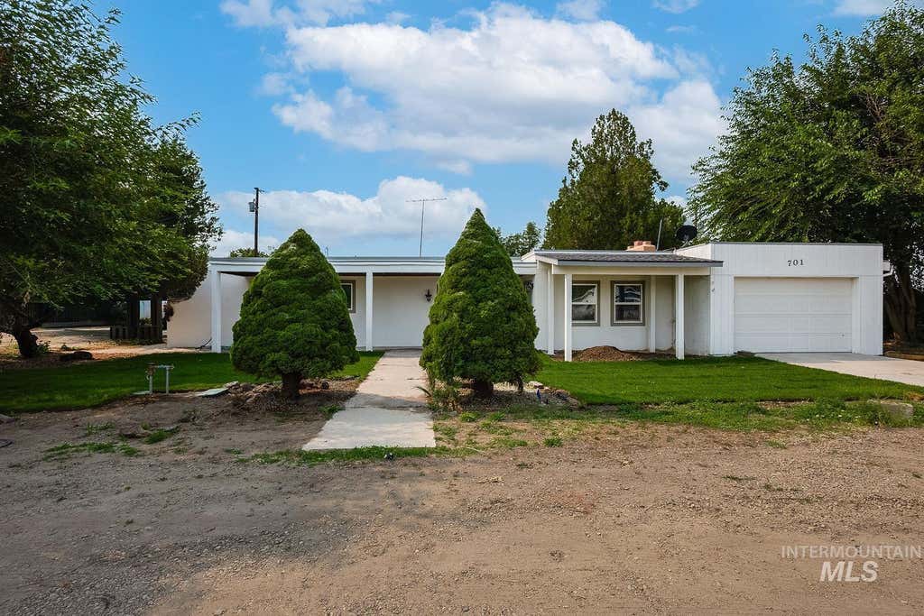 Photo of 701 W Oregon Ave, Homedale, ID 83628 (MLS # 98997141)