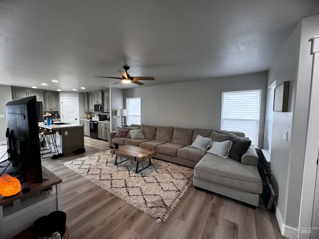 Photo of 821 Jack Ave, Jerome, ID 83338 (MLS # 98988724)