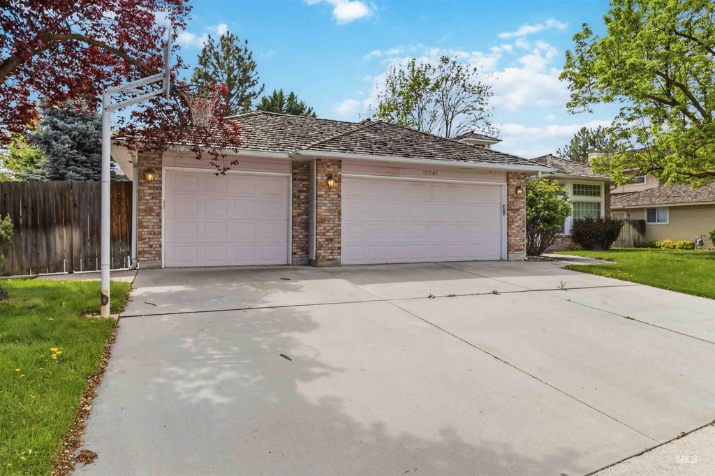 Photo of 10541 W Rockwood St, Boise, ID 83704 (MLS # 98983640)
