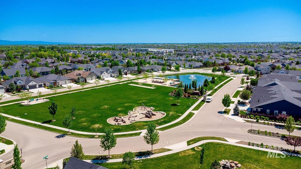 Photo of 4588 W Sugar Tree Dr, Meridian, ID 83646 (MLS # 98986319)