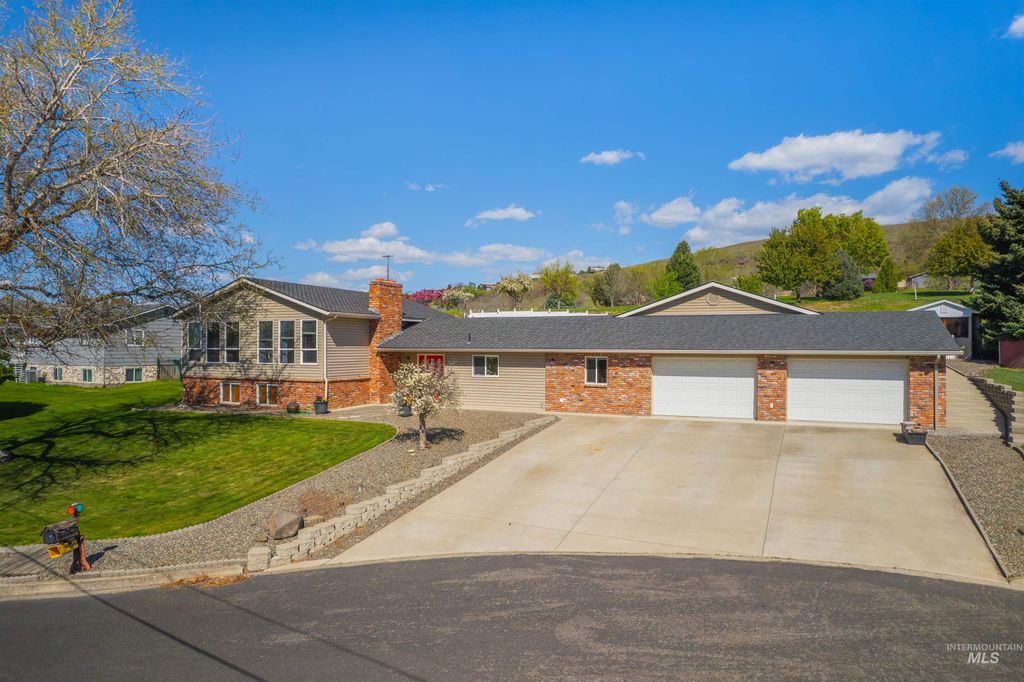 Photo of 3413 Bluebird Circle, Lewiston, ID 83501 (MLS # 98943792)