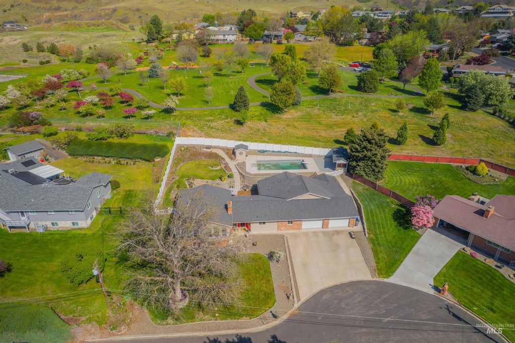 Photo of 3413 Bluebird Circle, Lewiston, ID 83501 (MLS # 98943792)