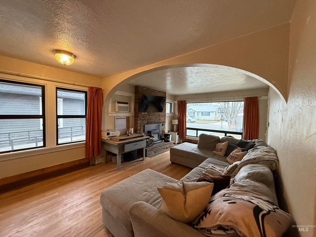 Photo of 419 6th Ave S Ave, Nampa, ID 83651 (MLS # 98975770)