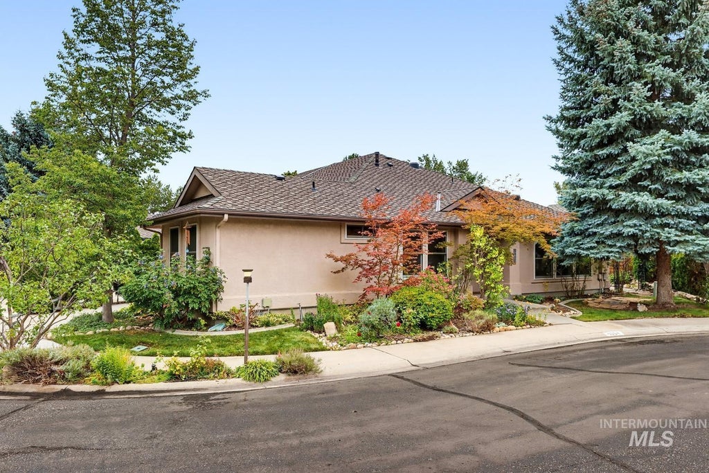 Photo of 4854 Lakeview Place, Garden City, ID 83714 (MLS # 99001404)