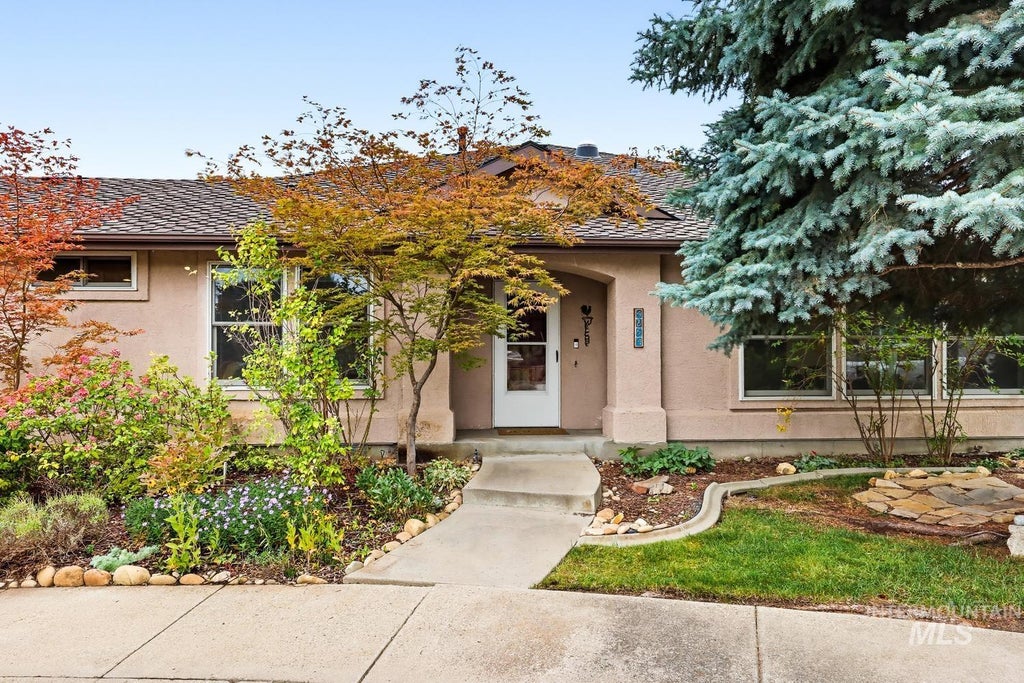 Photo of 4854 Lakeview Place, Garden City, ID 83714 (MLS # 99001404)
