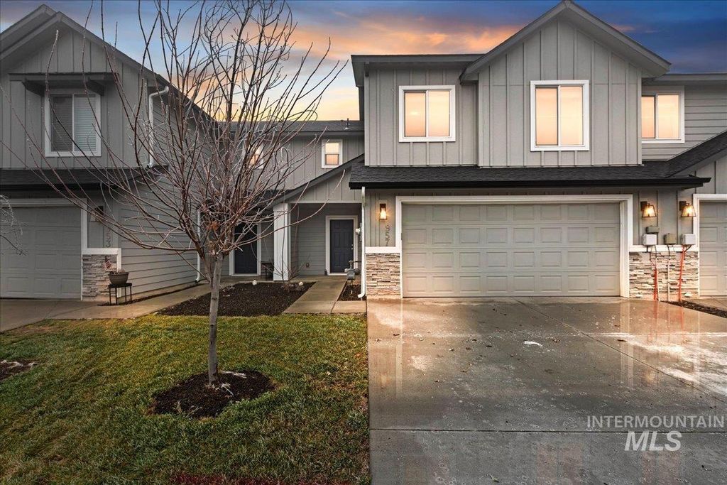 Photo of 975 W Apple Pine St, Meridian, ID 83646 (MLS # 98971945)