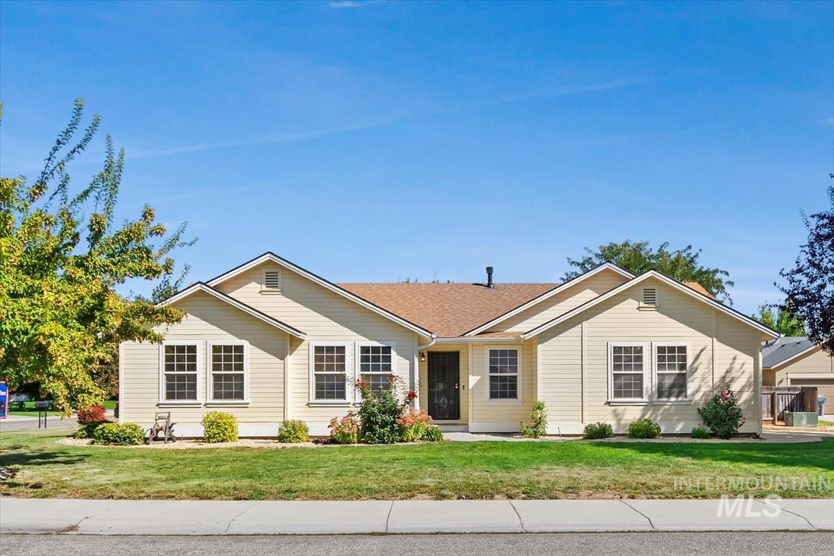 Ranch-style house with a front lawn