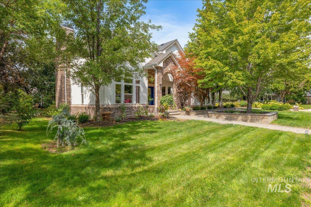 View of front of home featuring brick siding and a front lawn
