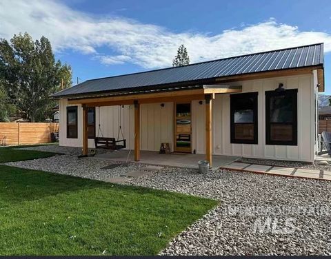 Photo of 119 Locust St, Horseshoe Bend, ID 83629 (MLS # 98966257)