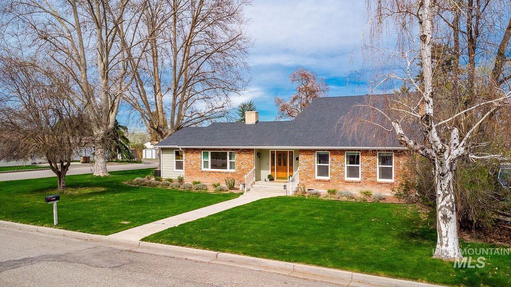 Photo of 1102 E 1st St, Emmett, ID 83617 (MLS # 98979222)