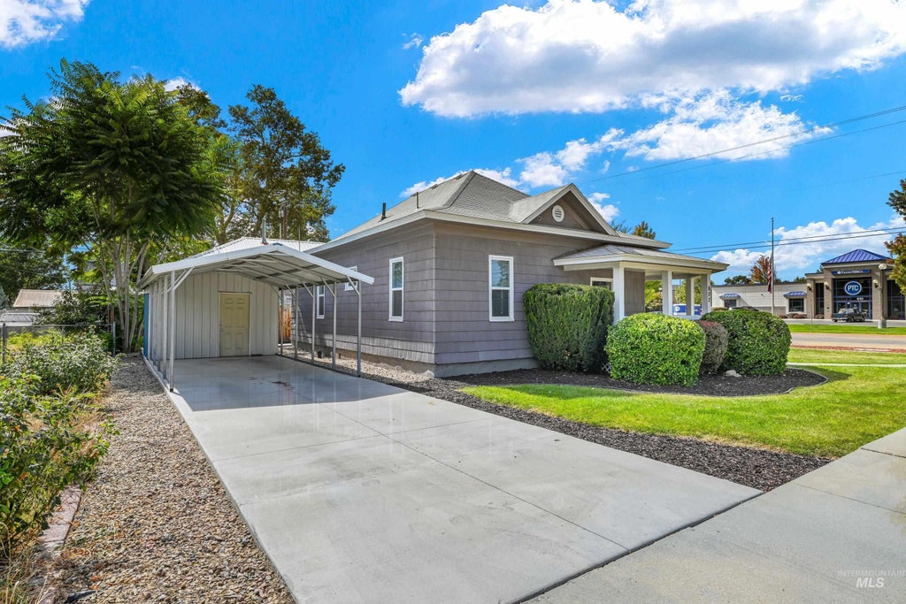 Photo of 802 Everett St, Caldwell, ID 83605 (MLS # 99000644)