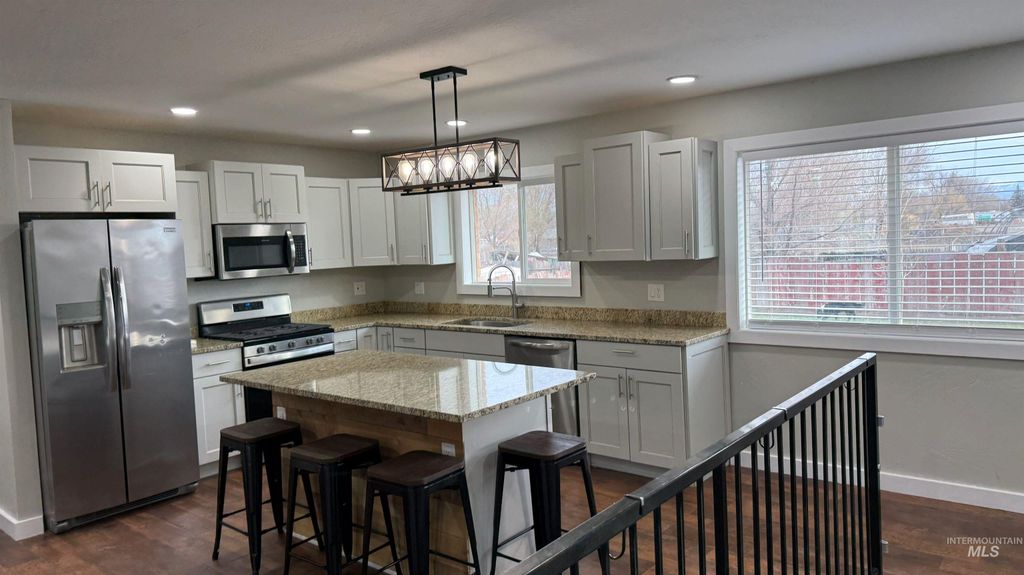 Photo of 905 15th Drive, Rupert, ID 83350 (MLS # 98978977)