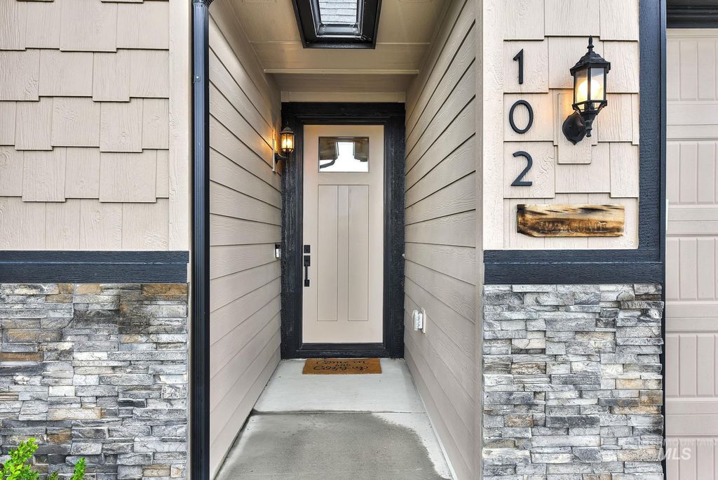 Photo of 102 Thunder Mountain Ct, Homedale, ID 83628 (MLS # 98982397)