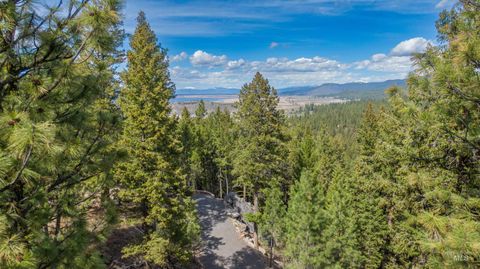 Photo of 1562 Crown Point Parkway, Cascade, ID 83611 (MLS # 98982222)