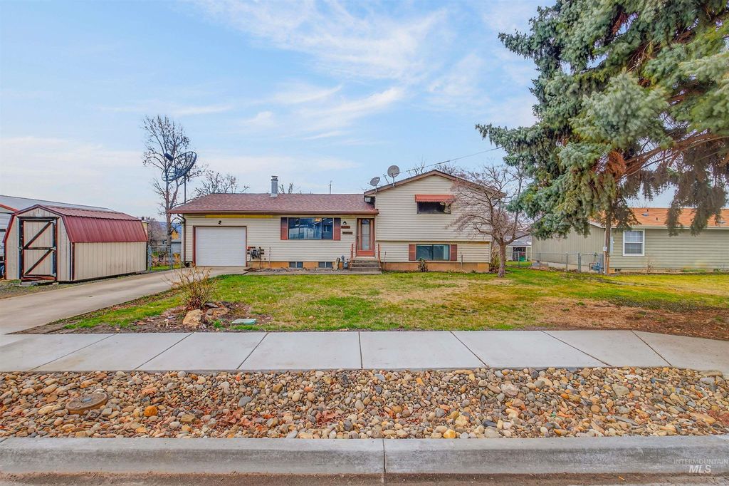 Photo of 1129 Bryden Ave, Lewiston, ID 83501 (MLS # 98977206)