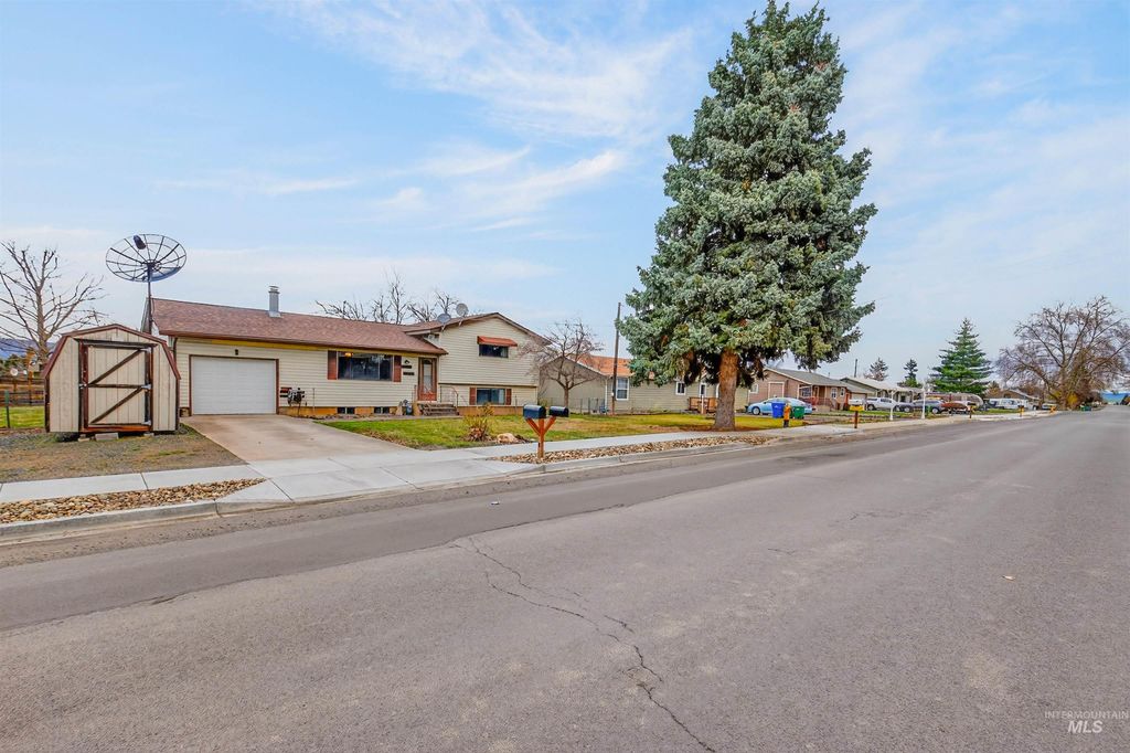 Photo of 1129 Bryden Ave, Lewiston, ID 83501 (MLS # 98977206)