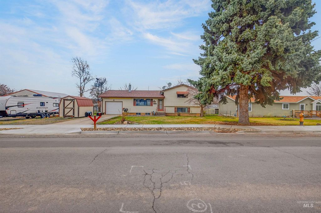 Photo of 1129 Bryden Ave, Lewiston, ID 83501 (MLS # 98977206)