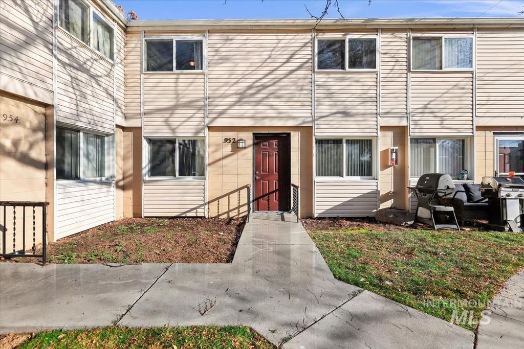 Photo of 952 S Curtis Rd, Boise, ID 83705 (MLS # 98972049)