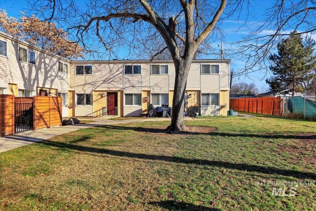 Photo of 952 S Curtis Rd, Boise, ID 83705 (MLS # 98972049)