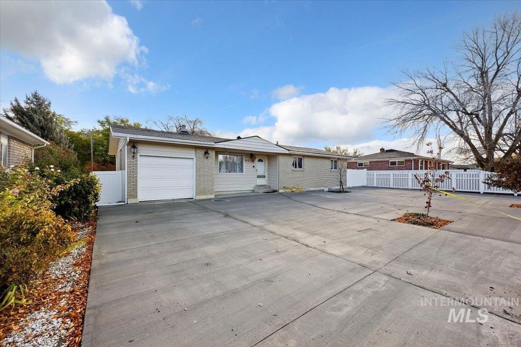 Photo of 958 Bracken Street, Twin Falls, ID 83301 (MLS # 98965996)