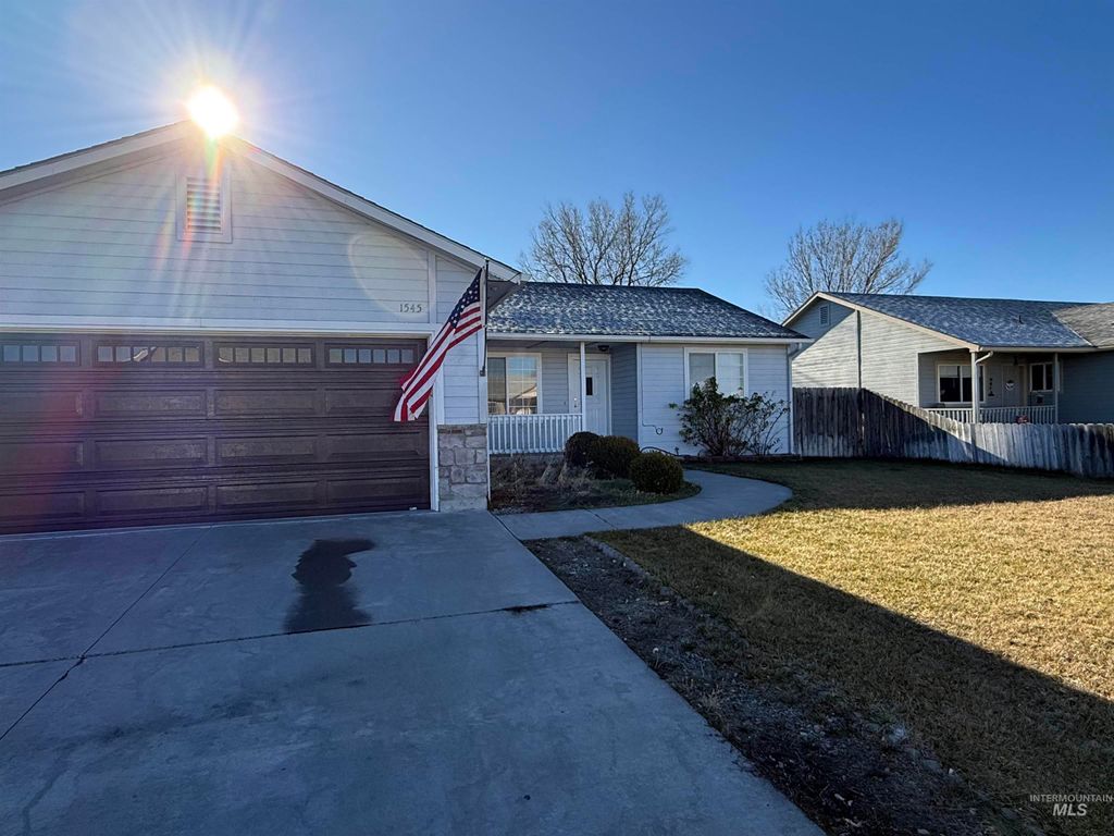 Photo of 1545 Peregrine Dr, Mountain Home, ID 83647 (MLS # 98970424)