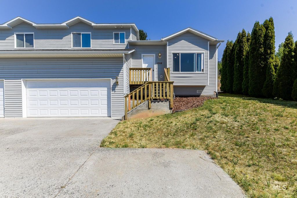 Photo of 1008 Jefferson Ct, Moscow, ID 83843 (MLS # 98955324)
